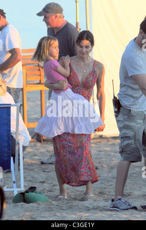 Courteney Cox mit ihrer Tochter Coco Riley Arquette, am Set Ihres neuen show "Cougar Town". Malibu, Kalifornien - 16.10.09 Stockfoto