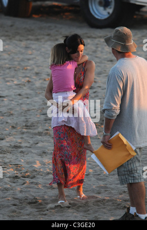 Courteney Cox mit ihrer Tochter Coco Riley Arquette, am Set Ihres neuen show "Cougar Town". Malibu, Kalifornien - 16.10.09 Stockfoto