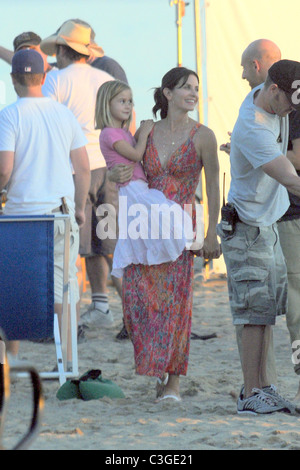 Courteney Cox mit ihrer Tochter Coco Riley Arquette, am Set Ihres neuen show "Cougar Town". Malibu, Kalifornien - 16.10.09 Stockfoto