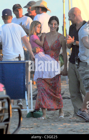 Courteney Cox mit ihrer Tochter Coco Riley Arquette, am Set Ihres neuen show "Cougar Town". Malibu, Kalifornien - 16.10.09 Stockfoto