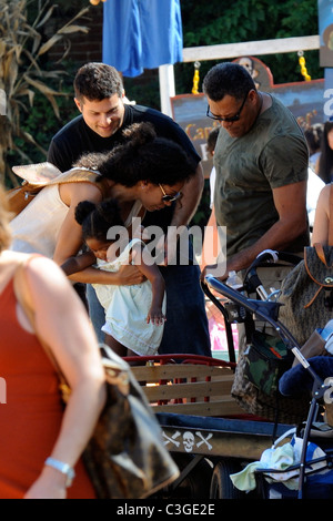 Laurence Fishburne und Gina Torres Einkaufsmöglichkeiten in den Kürbisfeld mit ihrer Tochter, Delilah. West Hollywood, Kalifornien- Stockfoto