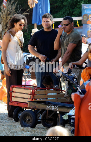 Laurence Fishburne und Gina Torres Einkaufen auf dem Kürbisfeld. West Hollywood, Kalifornien - 17.10.09 Stockfoto