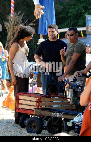 Laurence Fishburne und Gina Torres Einkaufen auf dem Kürbisfeld. West Hollywood, Kalifornien - 17.10.09 Stockfoto