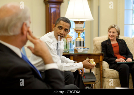 Präsident Barack Obama trifft sich mit Vize-Präsident Joe Biden und US-Außenministerin Hillary Clinton im Oval Office des die Stockfoto