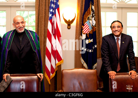Afghanischen Präsidenten Hamid Karzai, links, und Pakistans Präsident Asif Ali Zardari warten auf die Ankunft von Präsident Barack Obama Stockfoto