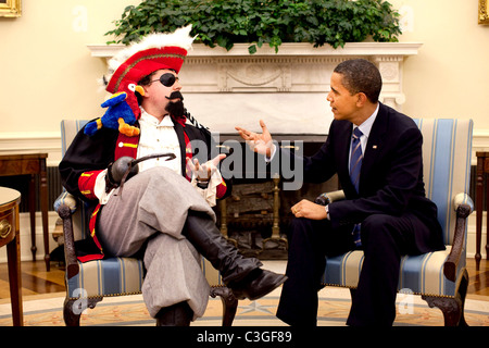 Präsident Barack Obama trifft mit Redenschreiber Cody Keenan, der als Pirat für ein Oval Office-Foto für den Einsatz in gekleidet Stockfoto