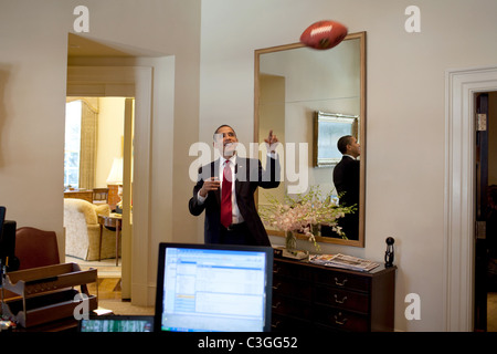 Präsident Barack Obama spielt mit einem Fußball in der äußeren Oval Office Washington DC, USA - 04.03.09 weiße Haus Beamter Stockfoto