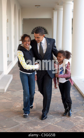 Präsident Barack Obama geht auf der Kolonnade mit seine Arme um Töchter Malia und Sasha.  Washington DC, USA - 05.03.09 Stockfoto