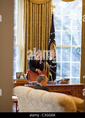 Präsident Barack Obama ruft Senatoren aus dem Oval Office. Phil Schiliro Assistent des Präsidenten für Legislative Angelegenheiten Stockfoto