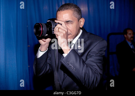 Präsident Barack Obama zielt mit einem Fotografen Kamera hinter den Kulissen vor Bemerkungen über die Bereitstellung von Hypothekenzahlung Stockfoto