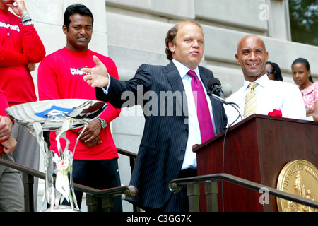 Washington Kastles Besitzer Mark Ein und Washington DC Bürgermeister Adrian Fenty während einer Pressekonferenz auf der John A. Wilson Stockfoto