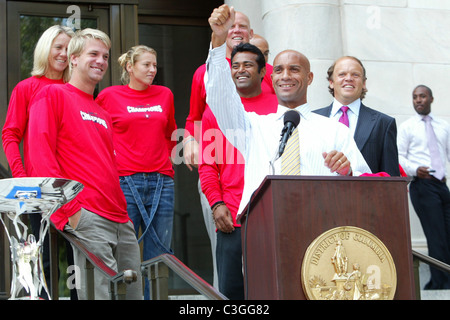 Washington DC Bürgermeister Adrian Fenty während einer Pressekonferenz im John A. Wilson Building wo die Washington Kastles, ein Stockfoto