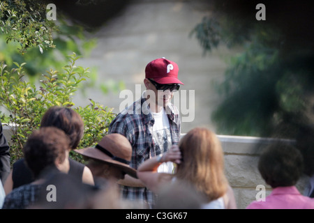 Freunde und Familie bei der Beerdigung von DJ AM aka Adam Goldstein am Hillside Memorial Park und Leichenhalle Los Angeles zu sammeln, Stockfoto