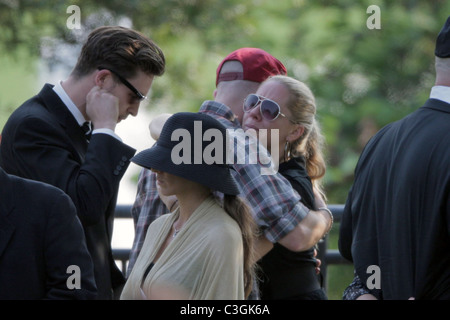 Freunde und Familie bei der Beerdigung von DJ AM aka Adam Goldstein am Hillside Memorial Park und Leichenhalle Los Angeles zu sammeln, Stockfoto