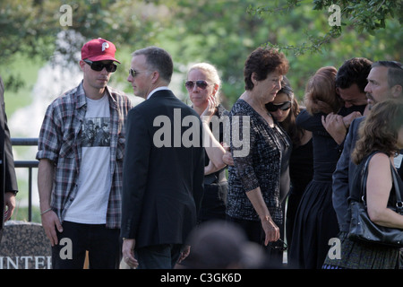 Freunde und Familie bei der Beerdigung von DJ AM aka Adam Goldstein am Hillside Memorial Park und Leichenhalle Los Angeles zu sammeln, Stockfoto