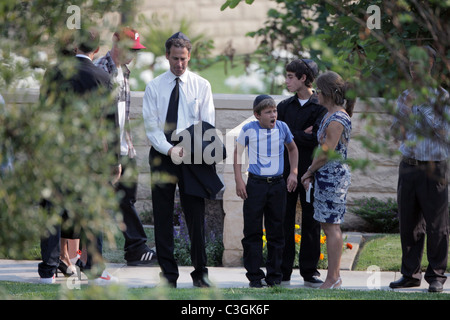 Freunde und Familie bei der Beerdigung von DJ AM aka Adam Goldstein am Hillside Memorial Park und Leichenhalle Los Angeles zu sammeln, Stockfoto