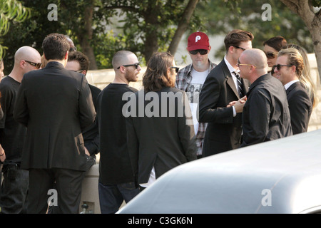 Scott Caan zusammen mit anderen Freunden und Familie versammeln sich bei der Beerdigung von DJ bin aka Adam Goldstein im Hillside Memorial Park und Stockfoto