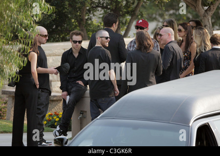 Freunde und Familie bei der Beerdigung von DJ AM aka Adam Goldstein am Hillside Memorial Park und Leichenhalle Los Angeles zu sammeln, Stockfoto