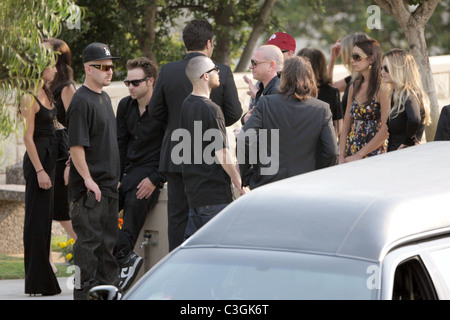 Freunde und Familie bei der Beerdigung von DJ AM aka Adam Goldstein am Hillside Memorial Park und Leichenhalle Los Angeles zu sammeln, Stockfoto