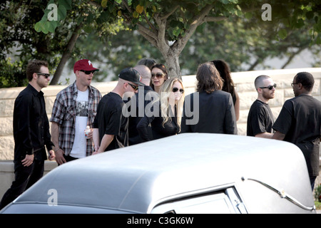 Freunde und Familie bei der Beerdigung von DJ AM aka Adam Goldstein am Hillside Memorial Park und Leichenhalle Los Angeles zu sammeln, Stockfoto