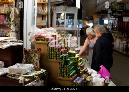 Frauen Einkaufen in Xania Markt, Kreta, Griechenland Stockfoto