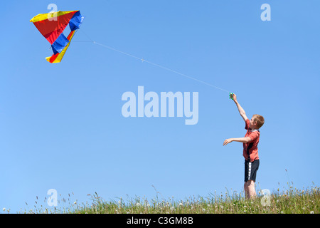 kleiner Junge einen Drachen Stockfoto