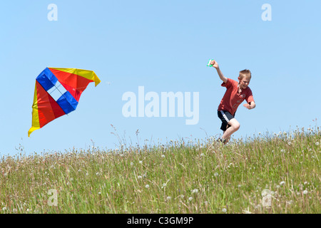 kleiner Junge einen Drachen Stockfoto