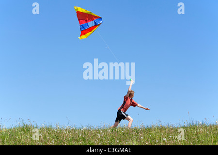 kleiner Junge einen Drachen Stockfoto