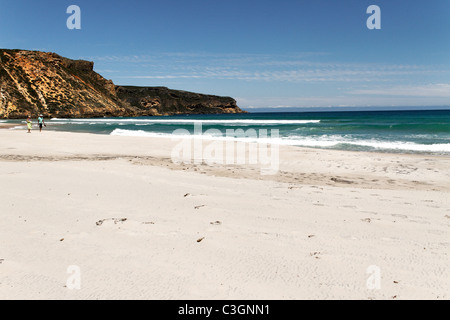 Menschen zu Fuß entlang der südwestlichen Lachs Beach, D'Entrecasteuax National Park, Australien Stockfoto