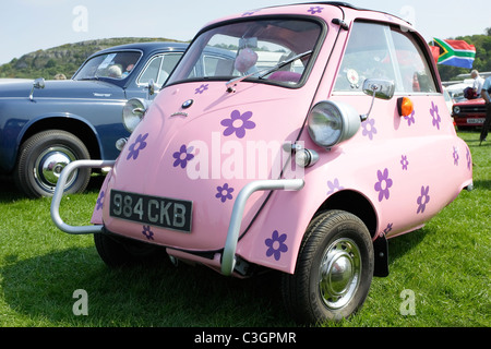 Ein funky Flower-Power BMW Isetta Bubble Car in shocking pink Stockfoto