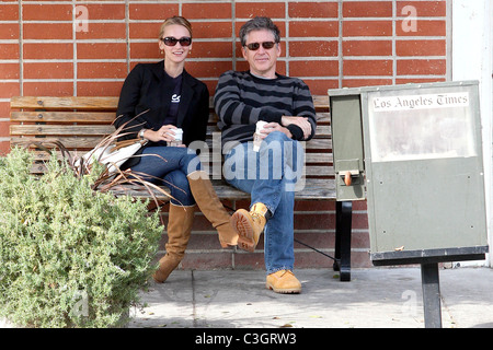 Megan Wallace-Cunningham und Craig Ferguson Host von "The Late Late Show with Craig Ferguson" mit seiner Frau auf einer Bank sitzend Stockfoto