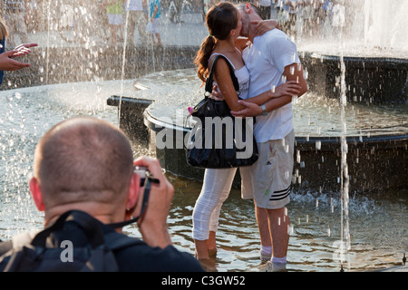 Paar küssen in Brunnen, L'viv, Ukraine Stockfoto