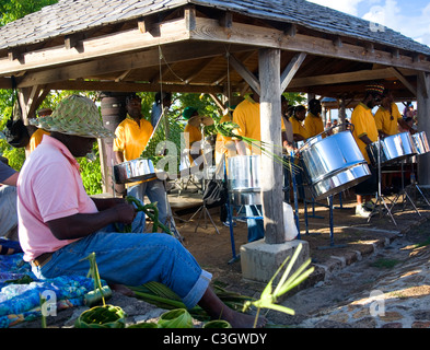 Steel Drum Band spielt bei Shirley Heights in Antigua Stockfoto