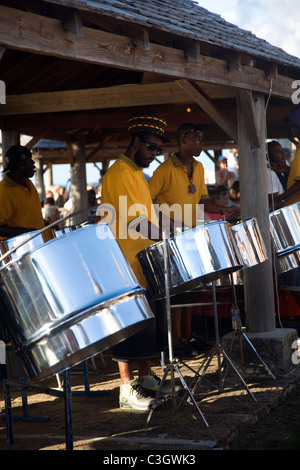 Steel Drum Band spielt bei Shirley Heights in Antigua Stockfoto