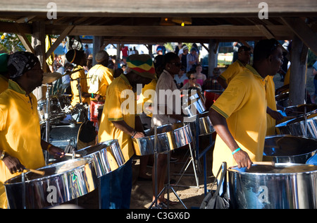 Steel Drum Band spielt bei Shirley Heights in Antigua Stockfoto