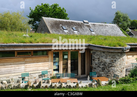 Eco-Dach OnSt Dogmaels Abtei Coach House Visitor Centre und Cafe Pembrokeshire Wales Cymru UK GB Stockfoto