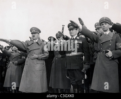 Hitler mit Göring und Goebbels am Flughafen nach dem Anschluss des Stockfoto