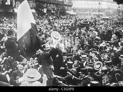 Louis Bleriot an der Gare Saint-Lazare, 1909 Stockfoto