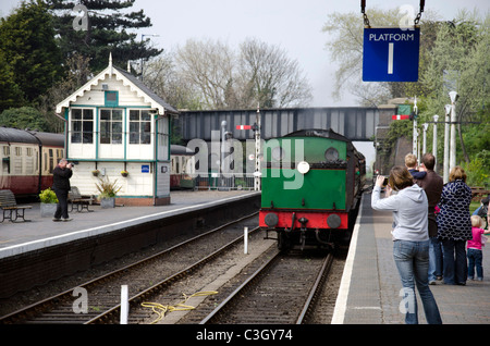 Ankunft in Sheringham Station am North Norfolk Railway, Norfolk, England zu trainieren. Stockfoto