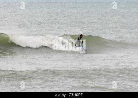 Ein Körper Boarder auf einer Welle in die Falle in Aberystwyth Stockfoto