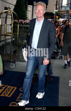Ed Begley, Jr., Schauspieler und Aktivist außerhalb seiner Manhattan Hotel New York City, USA - 08.09.09 Ray Filmano / Stockfoto
