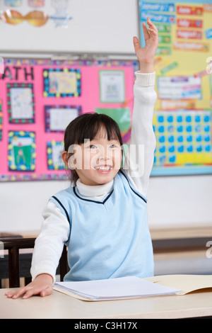 Junger Student hob ihre Hand im Klassenzimmer Stockfoto