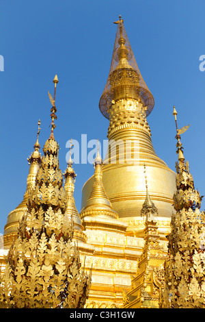 Goldene Strukturen an den buddhistischen birmanischen Tempel der Shwesandaw Paya in Pyay, Myanmar Stockfoto