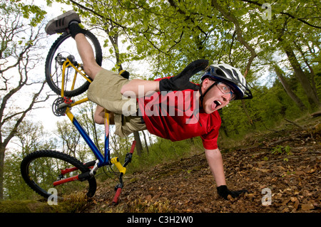 Junger Mann Herabfallen von Fahrrad dramatisch Stockfoto