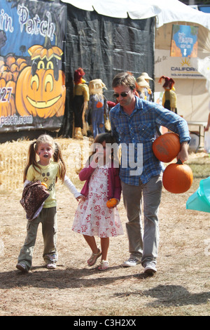Breckin Meyer nimmt seine Tochter Keaton Willow Meyer und ihr Freund, Mr Bones Pumpkin Patch herausgreifen eine Kürbis Los Stockfoto