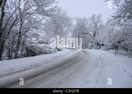 Verschneite Straße, Lee Street in Horley, Surrey Stockfoto