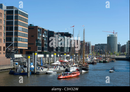 Der Sandtorkai Ofice Blöcke und das traditionelle Schiff Hafen, d.h. Traditionsschiffhafen in der HafenCity Hamburg. Stockfoto