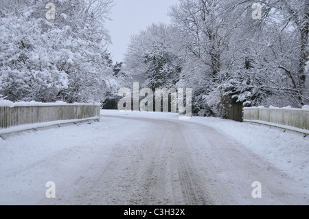 Verschneite Straße, Lee Street in Horley, Surrey Stockfoto