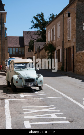 Ein Citroen 2CV in die hübsche Bastide Stadt Domme, Dordogne Frankreich EU abgestellt Stockfoto