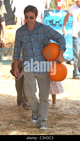 Breckin Meyer nimmt seine Tochter Keaton Willow Meyer und ihr Freund, Mr Bones Pumpkin Patch herausgreifen eine Kürbis Los Stockfoto